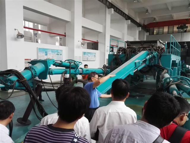 鶴發(fā)銀絲映日月，丹心熱血沃新花