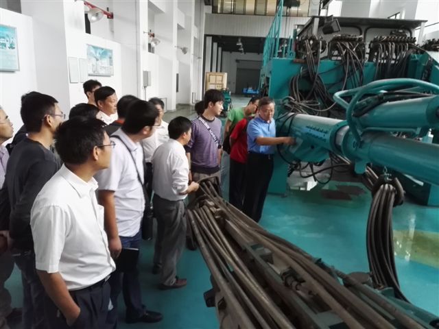 鶴發(fā)銀絲映日月，丹心熱血沃新花