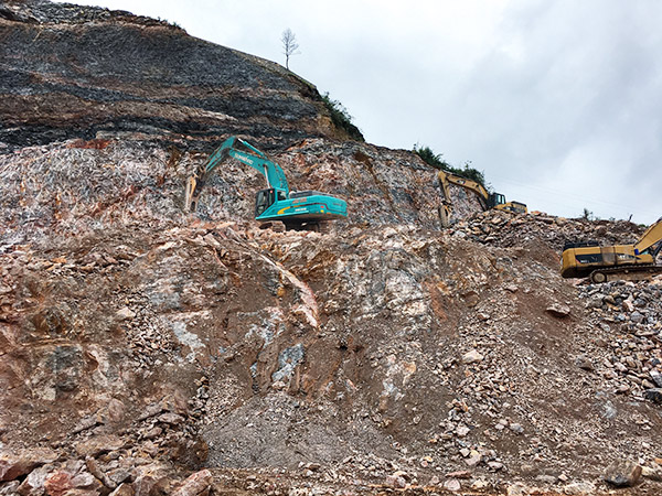 看石場風(fēng)云如何演繹？山河智能礦山戰(zhàn)神SWE470E大型挖掘機(jī)一錘定音！