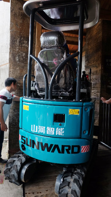 十萬人圍觀！這臺(tái)挖掘機(jī)開上了高空玻璃橋