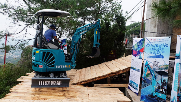 十萬人圍觀！這臺(tái)挖掘機(jī)開上了高空玻璃橋