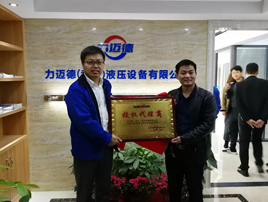 人生浮沉如夢(mèng)，攜手山河勇攀事業(yè)巔峰