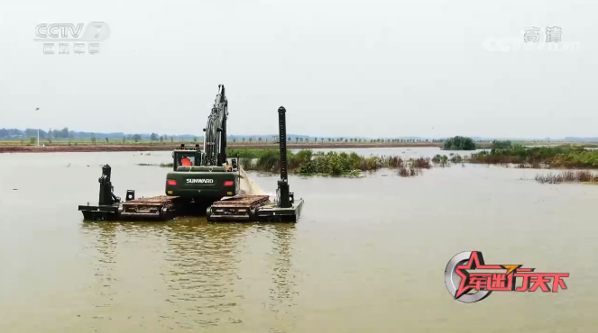 水陸兩用挖掘機(jī)亮相央視！山河智能應(yīng)急救援“猛將”出戰(zhàn)