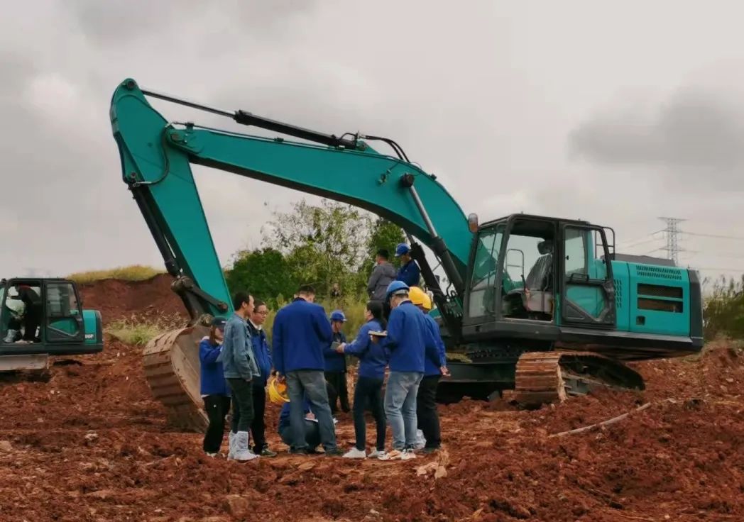 一起來“找茬”！10位“超級體驗官”試駕山河智能最新“F系列”挖掘機