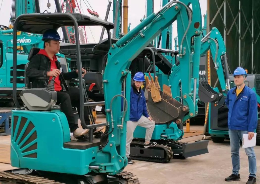 一起來“找茬”！10位“超級體驗官”試駕山河智能最新“F系列”挖掘機