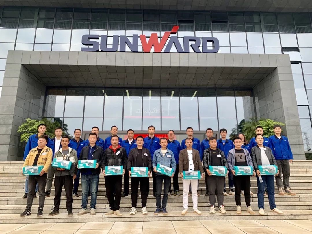 一起來“找茬”！10位“超級體驗官”試駕山河智能最新“F系列”挖掘機