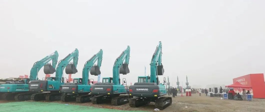 “山河綠”精彩亮相！山河智能裝備全面助力長(zhǎng)沙機(jī)場(chǎng)改擴(kuò)建項(xiàng)目