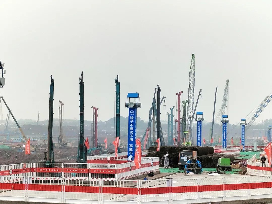 “山河綠”精彩亮相！山河智能裝備全面助力長(zhǎng)沙機(jī)場(chǎng)改擴(kuò)建項(xiàng)目