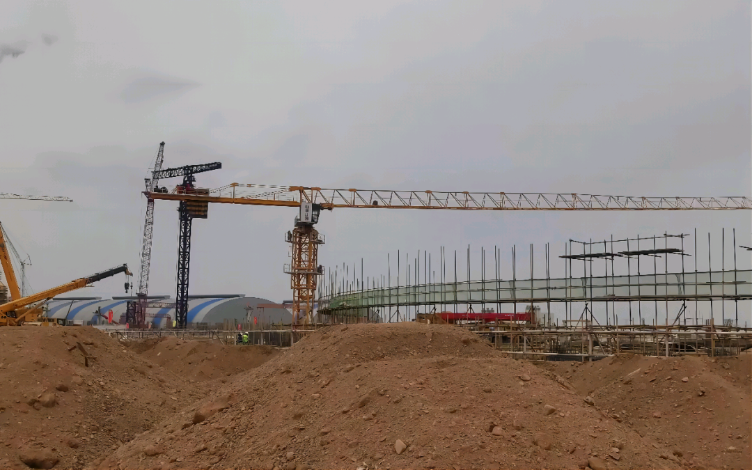 大漠戈壁展雄姿！山河江麓塔機(jī)助力常樂電廠項(xiàng)目