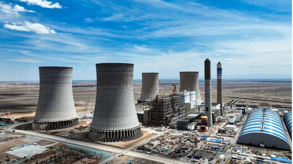 大漠戈壁展雄姿！山河江麓塔機(jī)助力常樂電廠項(xiàng)目