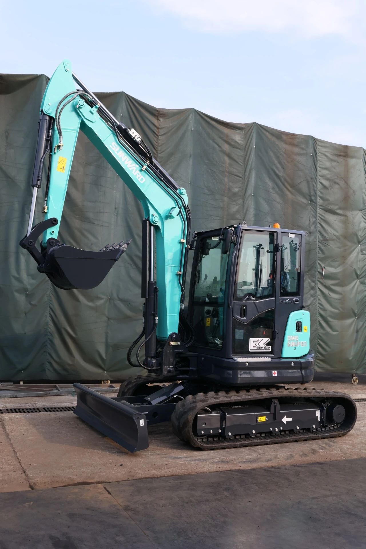 綠色上新！山河智能SWE60UFED純電動(dòng)無尾挖掘機(jī)成功下線