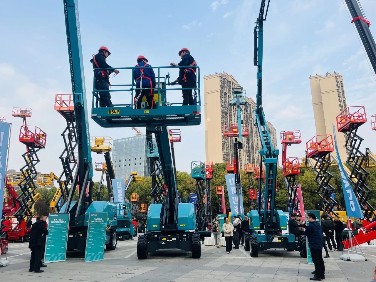 “爆品”來襲，簽單不斷！ 山河智能盛裝亮相第八屆全國(guó)高空作業(yè)平臺(tái)租賃大會(huì)