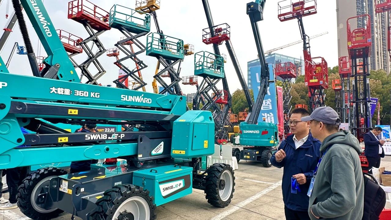 “爆品”來襲，簽單不斷！ 山河智能盛裝亮相第八屆全國(guó)高空作業(yè)平臺(tái)租賃大會(huì)