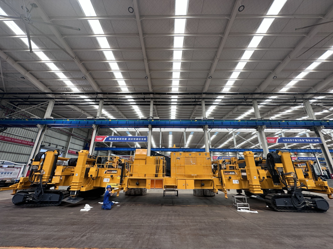 CPH-30J道岔鋪換機(jī)組全球發(fā)布！山河智能與寶雞中車時(shí)代共繪鐵路裝備新篇章！