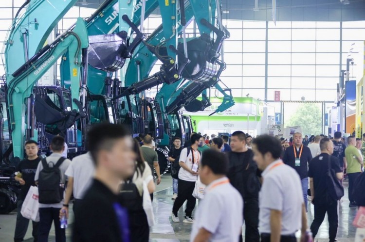 2025 CICEE | 打造極致精品化，山河智能挖掘機“圈粉”長沙展