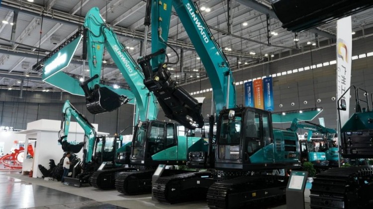 2025 CICEE | 打造極致精品化，山河智能挖掘機“圈粉”長沙展