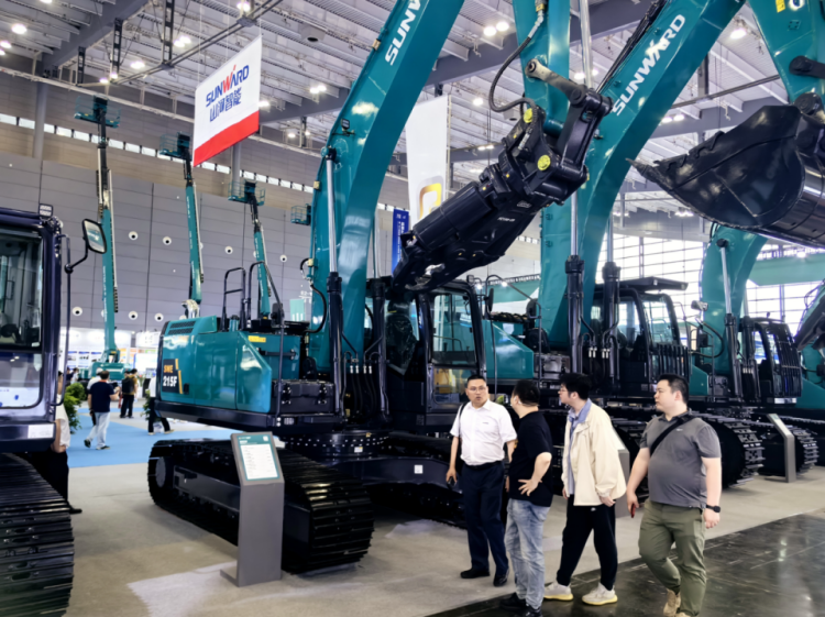 2025 CICEE | 打造極致精品化，山河智能挖掘機“圈粉”長沙展