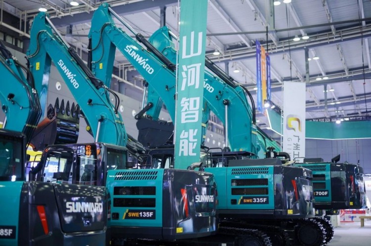 2025 CICEE | 打造極致精品化，山河智能挖掘機“圈粉”長沙展