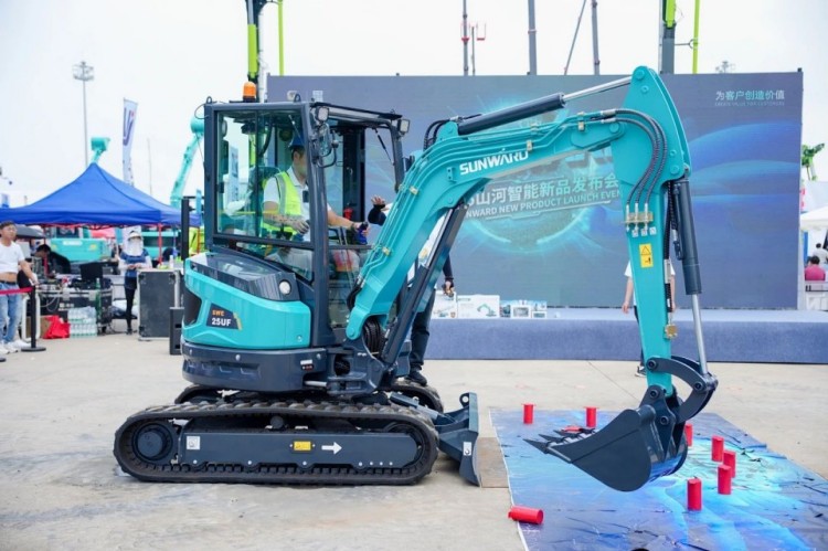 2025 CICEE | 打造極致精品化，山河智能挖掘機“圈粉”長沙展