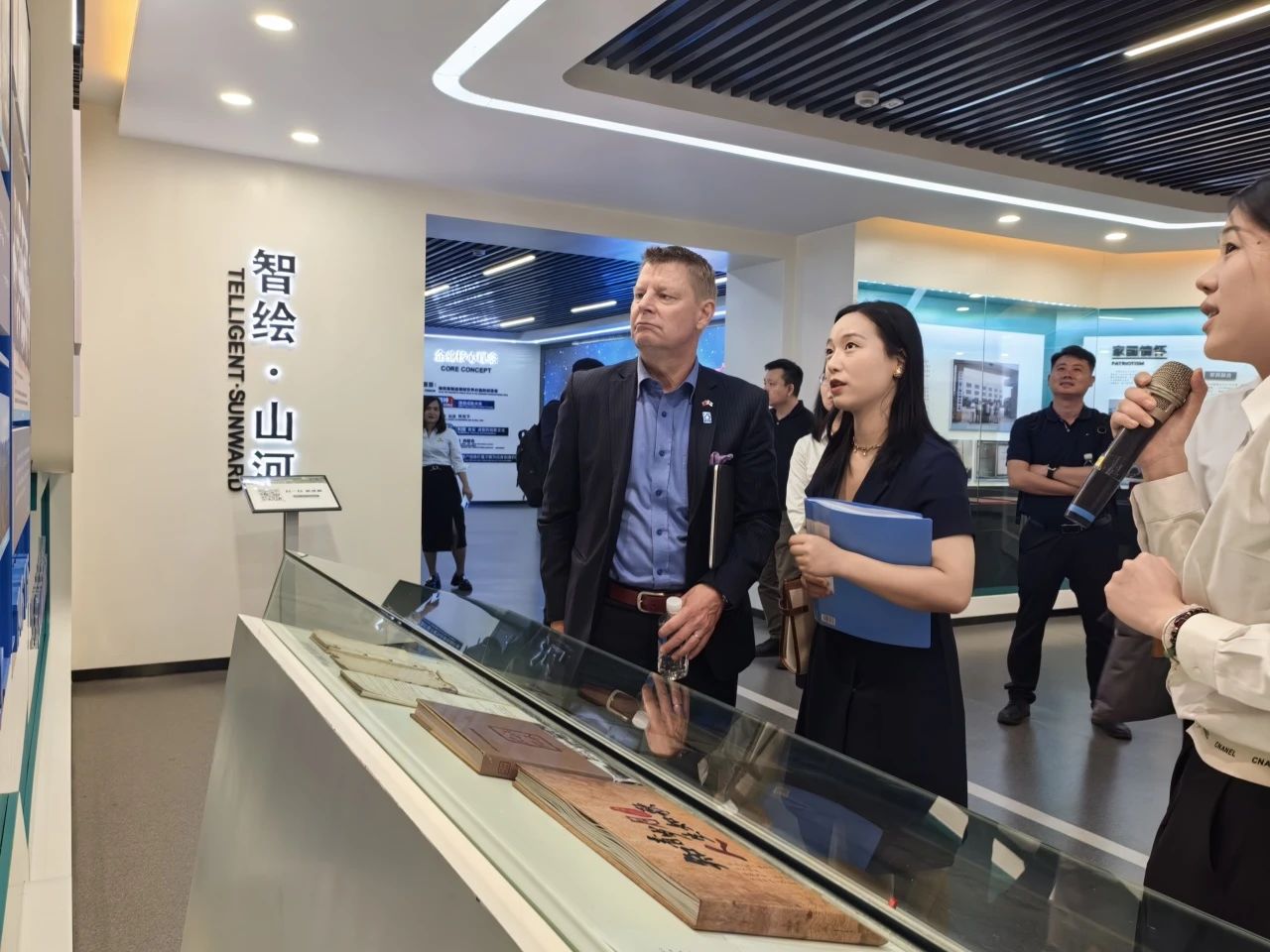 芬蘭駐華大使館商務(wù)參贊到訪山河智能