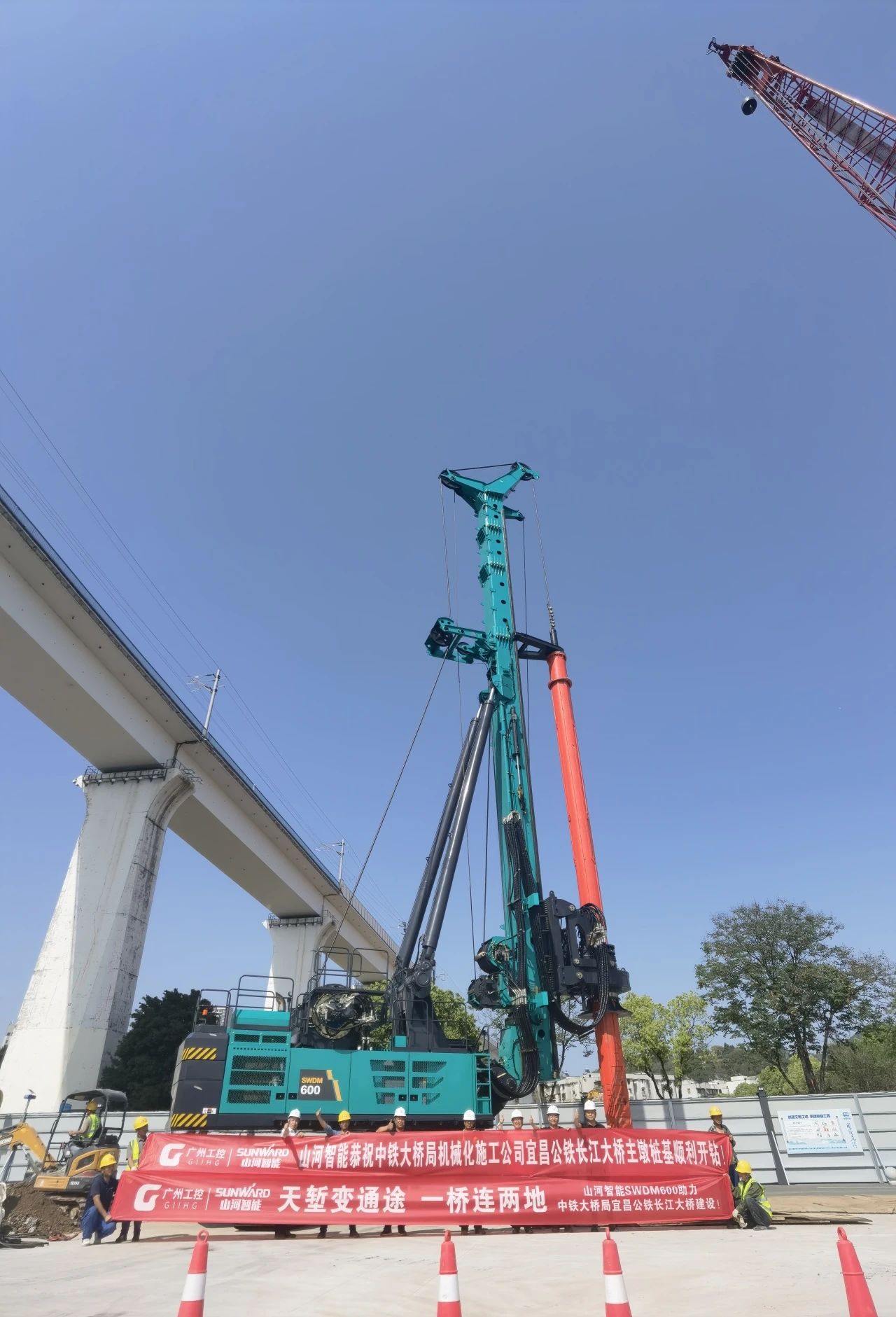 再戰(zhàn)“世界級工程”！山河智能旋挖鉆機助力宜昌長江公鐵大橋建設(shè)