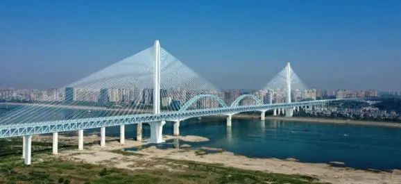 再戰(zhàn)“世界級工程”！山河智能旋挖鉆機助力宜昌長江公鐵大橋建設(shè)