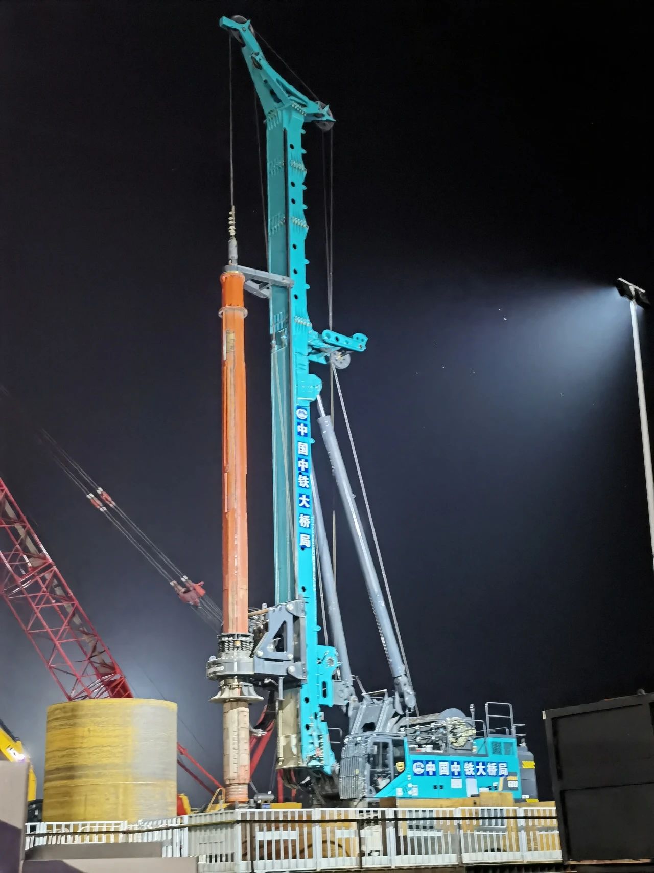 再戰(zhàn)“世界級工程”！山河智能旋挖鉆機助力宜昌長江公鐵大橋建設(shè)