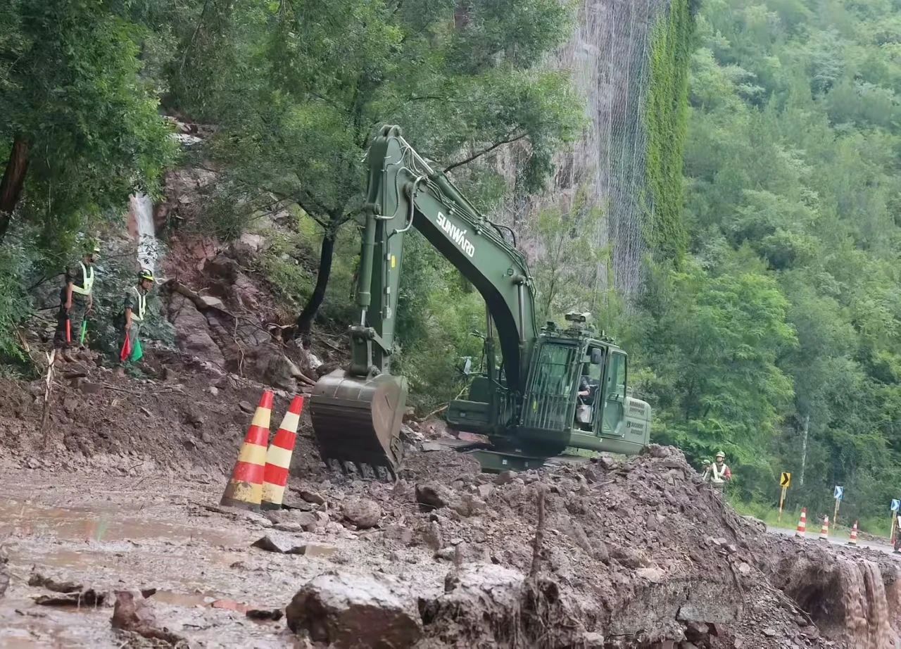 關注！山河智能應急救援裝備助力武警沖鋒北京暴雨搶險救災一線！