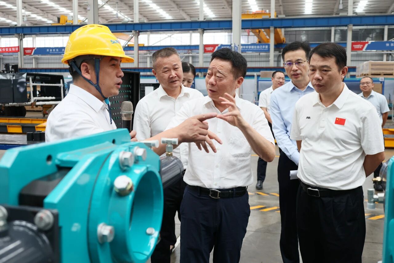 湖南省政協(xié)副主席、省工程機(jī)械產(chǎn)業(yè)鏈鏈長何寄華調(diào)研山河智能