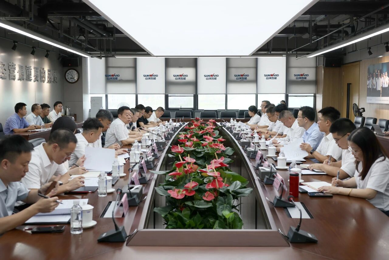 湖南省政協(xié)副主席、省工程機(jī)械產(chǎn)業(yè)鏈鏈長何寄華調(diào)研山河智能