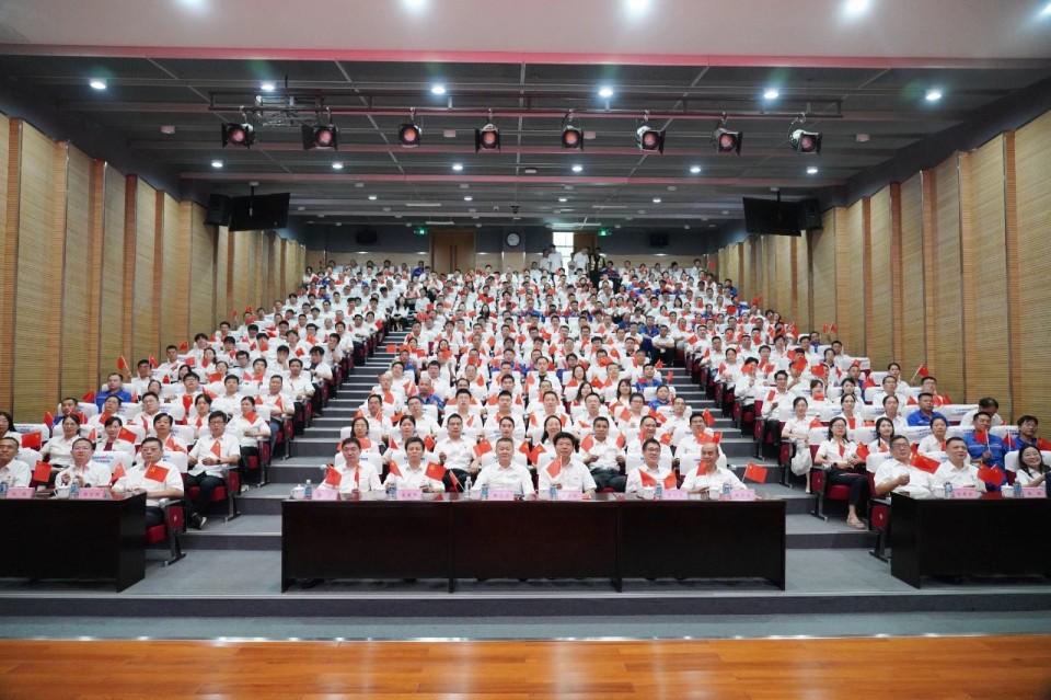 山河智能組織集中收看紀(jì)念中國人民抗日戰(zhàn)爭暨世界反法西斯戰(zhàn)爭勝利80周年大會(huì)