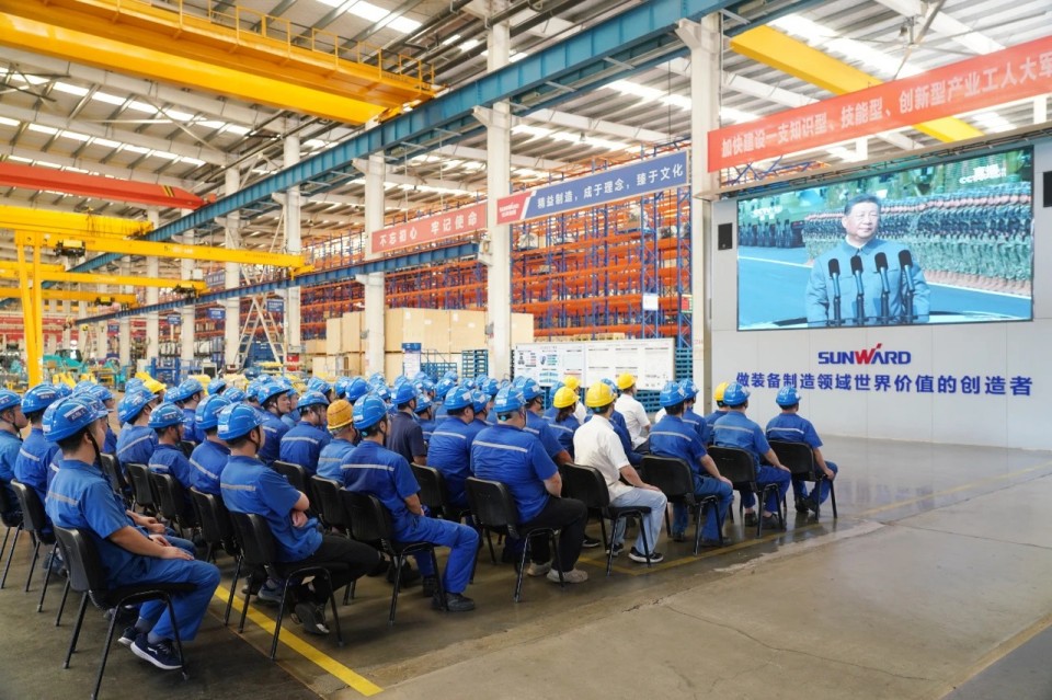 山河智能組織集中收看紀(jì)念中國人民抗日戰(zhàn)爭暨世界反法西斯戰(zhàn)爭勝利80周年大會(huì)