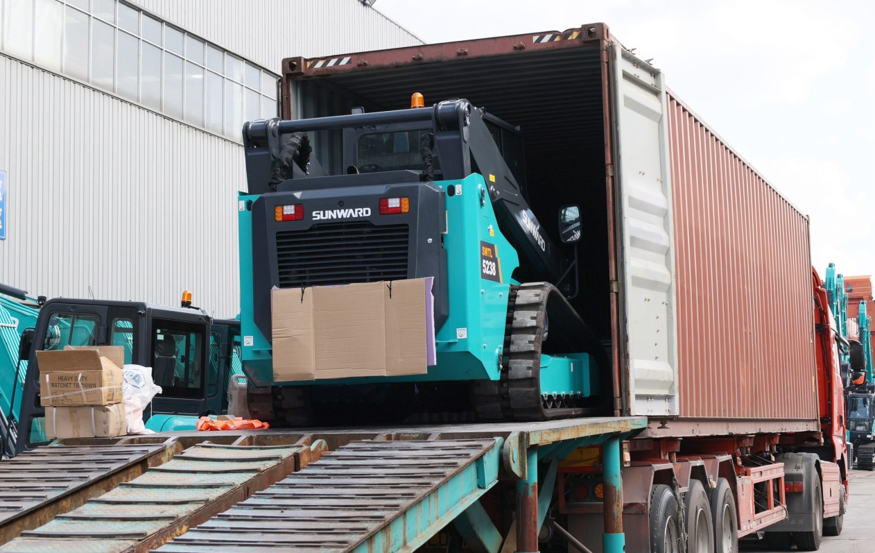 高端裝備再獲國(guó)際認(rèn)可！山河智能最大噸位垂直舉升履帶式滑移裝載機(jī)批量發(fā)往北美