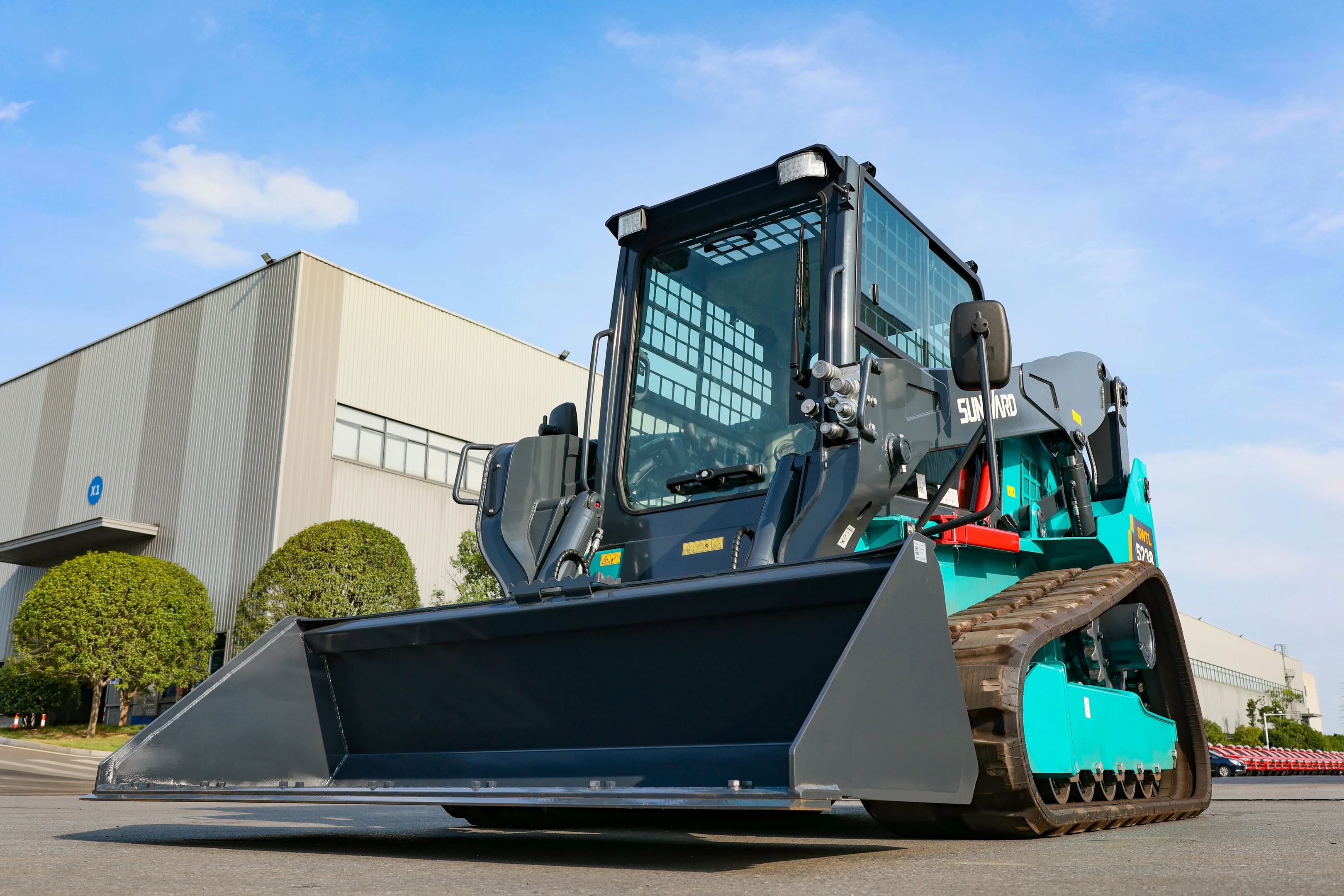 高端裝備再獲國(guó)際認(rèn)可！山河智能最大噸位垂直舉升履帶式滑移裝載機(jī)批量發(fā)往北美