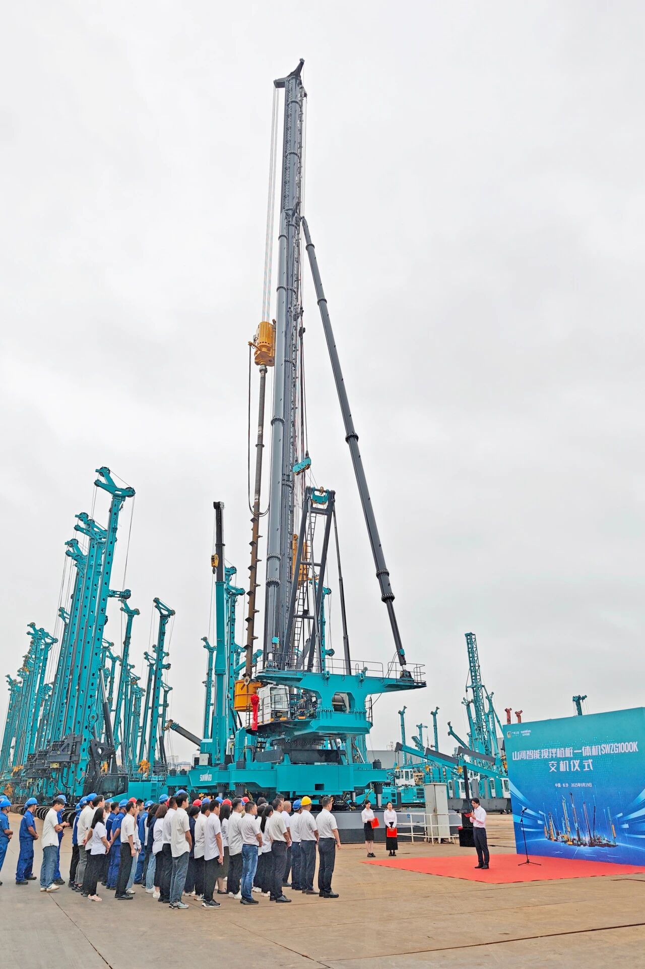 破局深基施工！山河智能攪拌中掘植樁一體機(jī)重磅交付