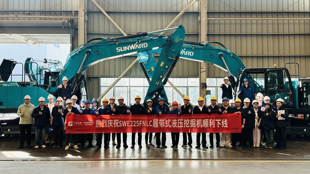 “雙子星”閃耀！山河智能兩款履帶式液壓挖掘機(jī)成功下線