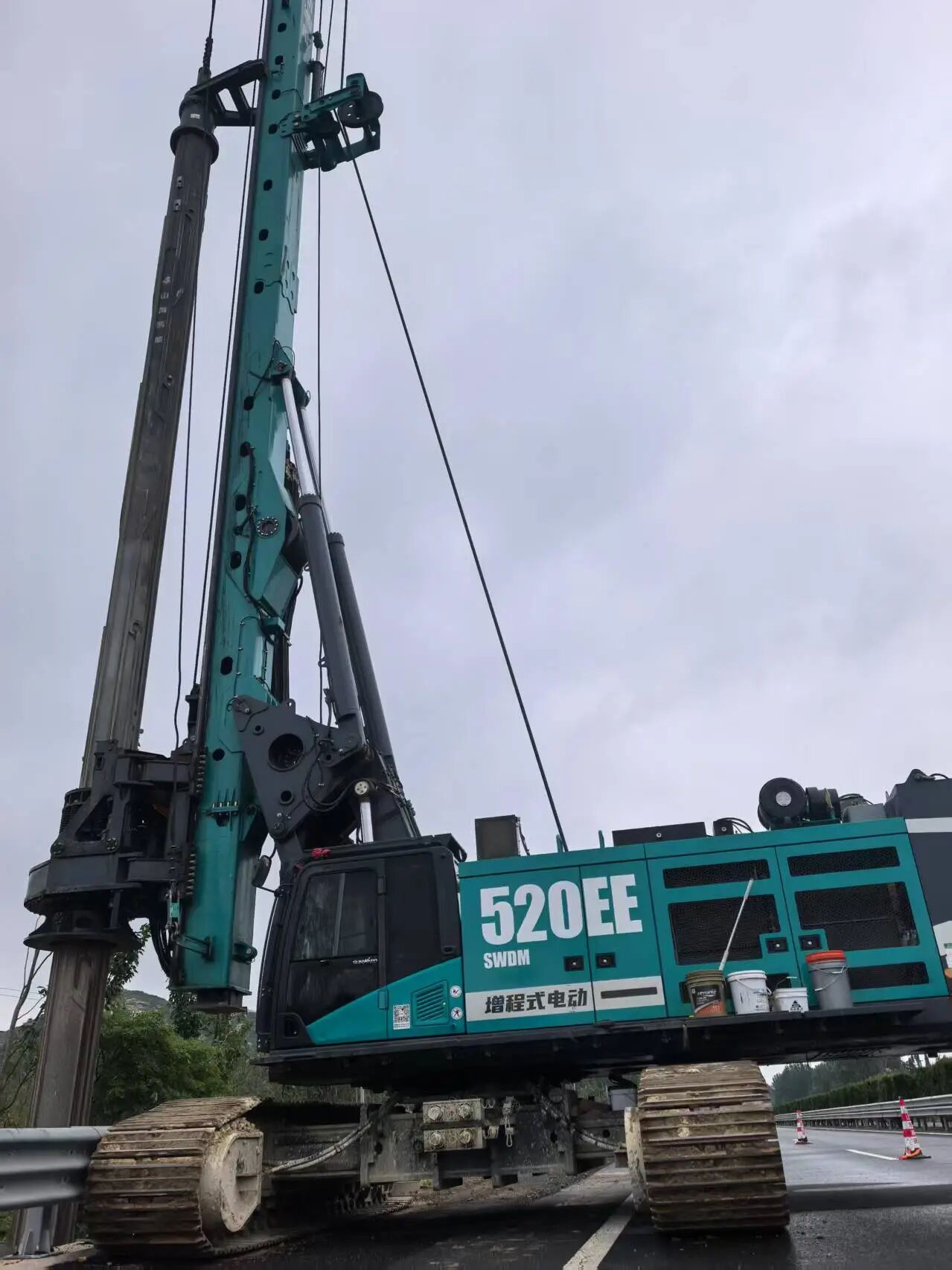 山河智能增程式電動(dòng)旋挖鉆機(jī)助力山東高速建設(shè)，綠色施工成效顯著