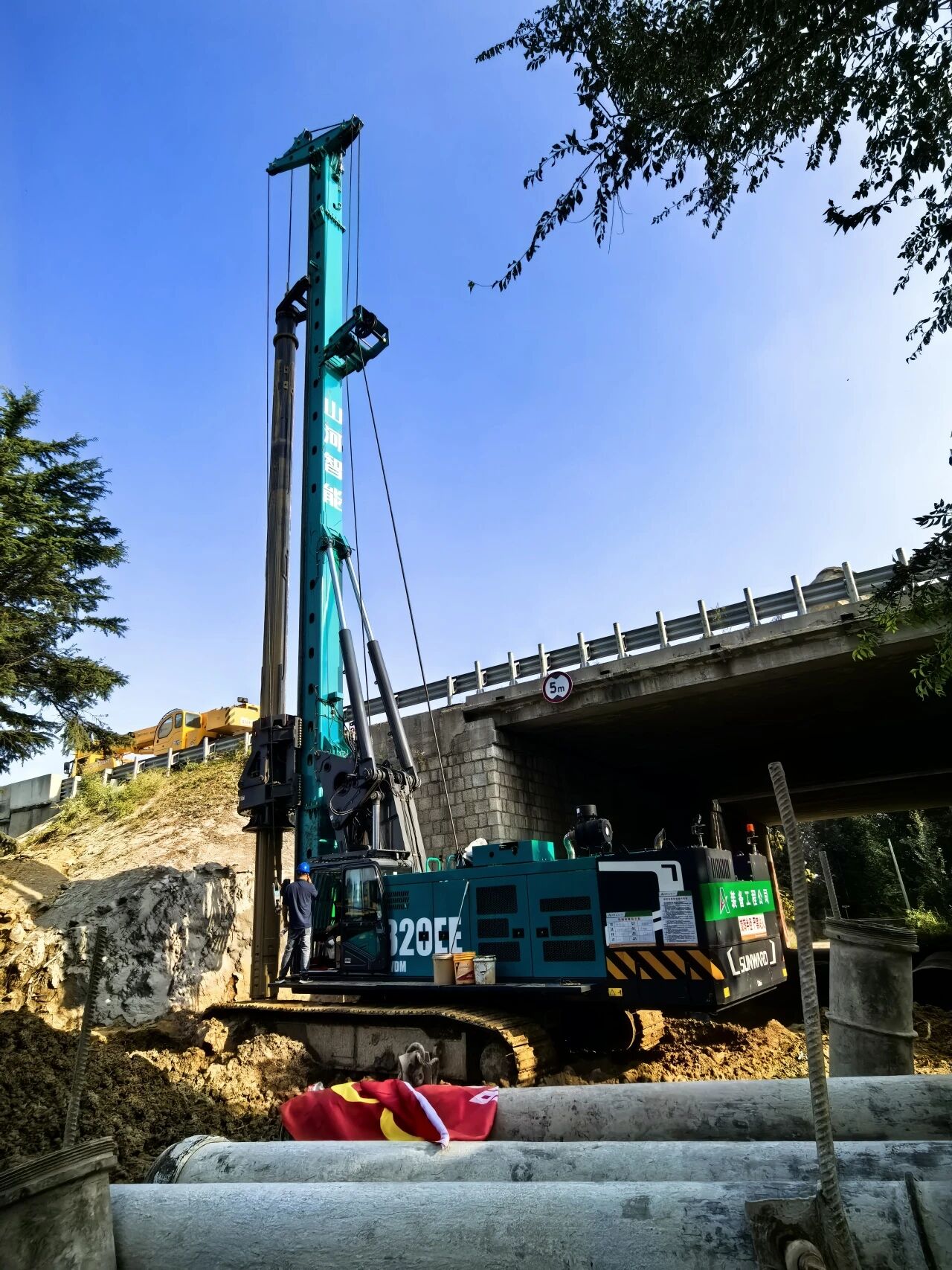 山河智能增程式電動(dòng)旋挖鉆機(jī)助力山東高速建設(shè)，綠色施工成效顯著