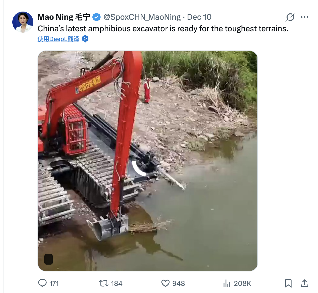 外交部發(fā)言人向世界分享中國(guó)最新兩棲挖掘機(jī)