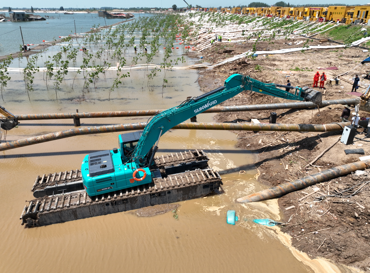 外交部發(fā)言人向世界分享中國(guó)最新兩棲挖掘機(jī)