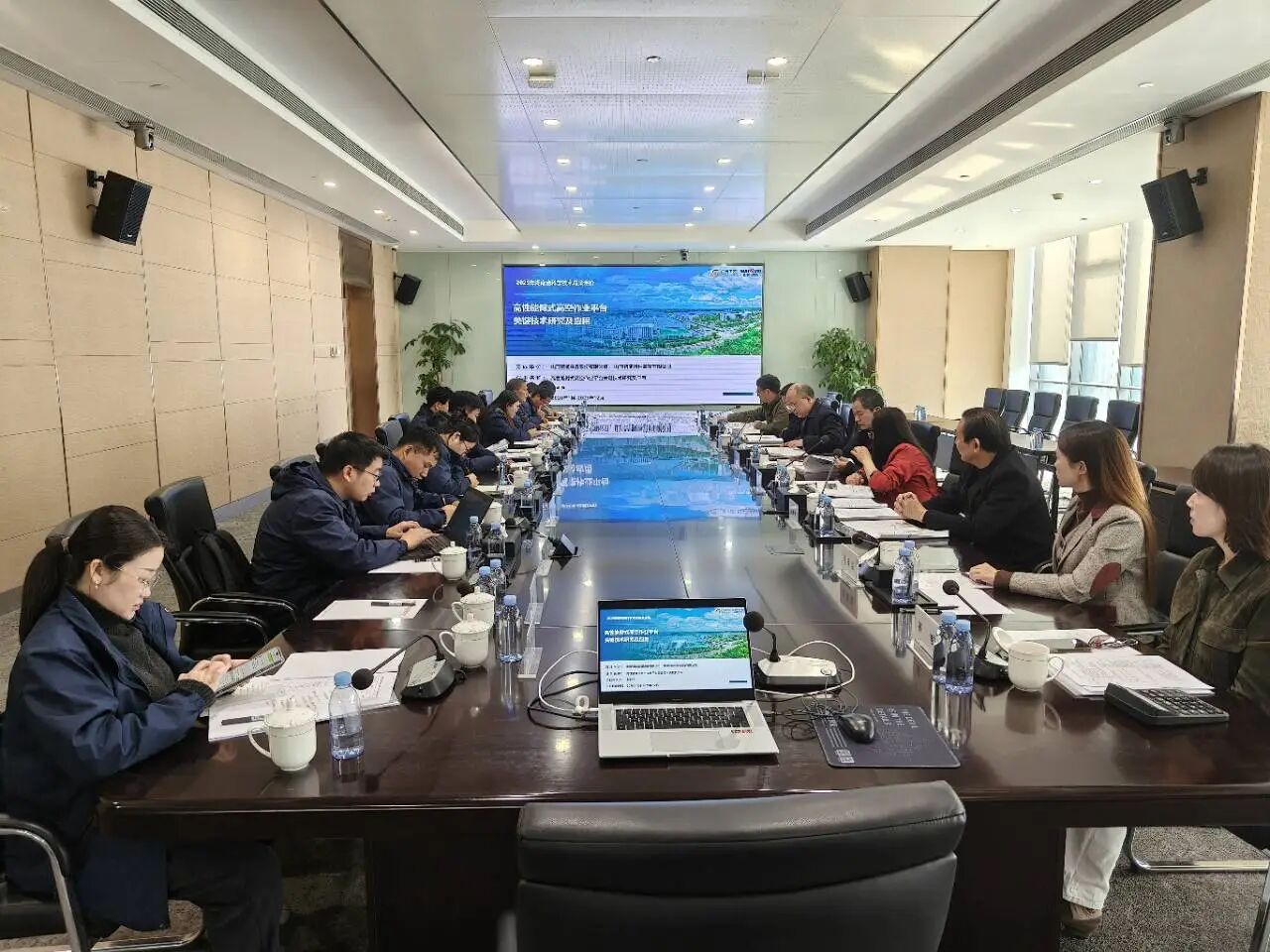 技術(shù)創(chuàng)新，引領(lǐng)行業(yè)！山河智能高性能臂式高空作業(yè)平臺(tái)項(xiàng)目通過科技成果評(píng)價(jià)