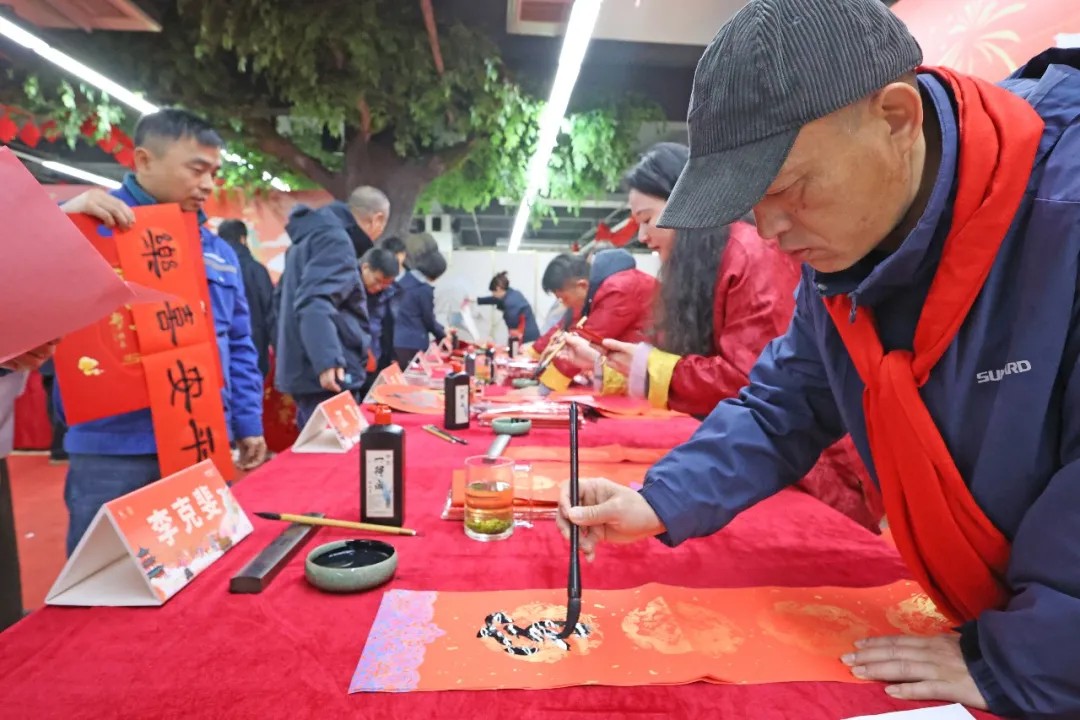 筆墨迎春，祝福暖心！在山河智能“囤”年味、送溫暖、迎新春