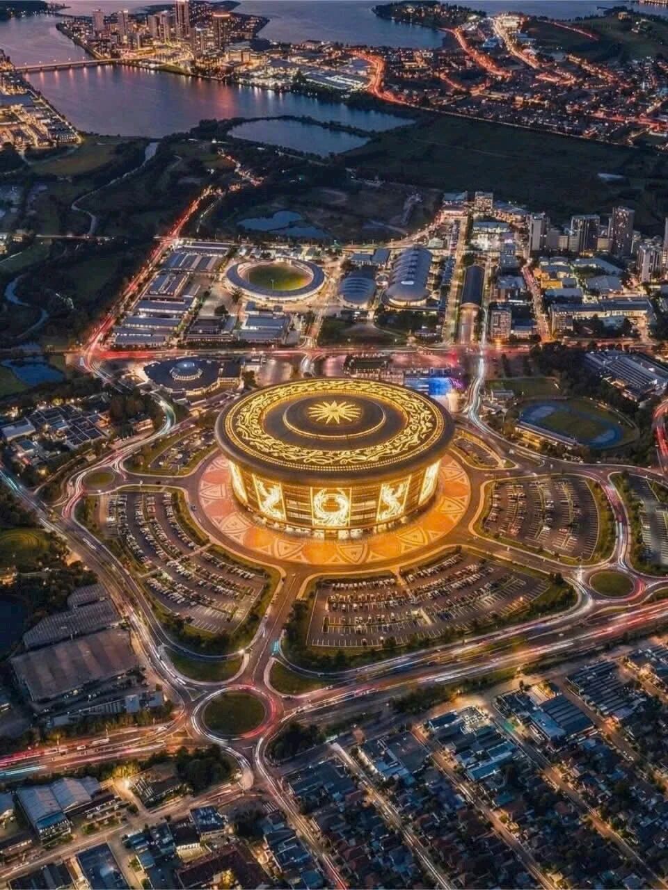 山河智能液壓靜力壓樁機集群作業(yè)，為越南最大體育場筑牢根基