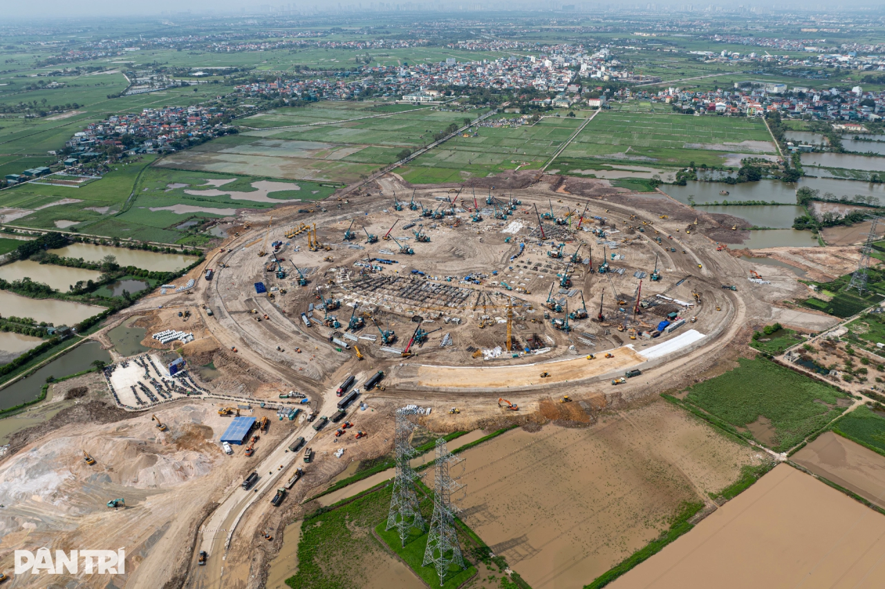 山河智能液壓靜力壓樁機集群作業(yè)，為越南最大體育場筑牢根基