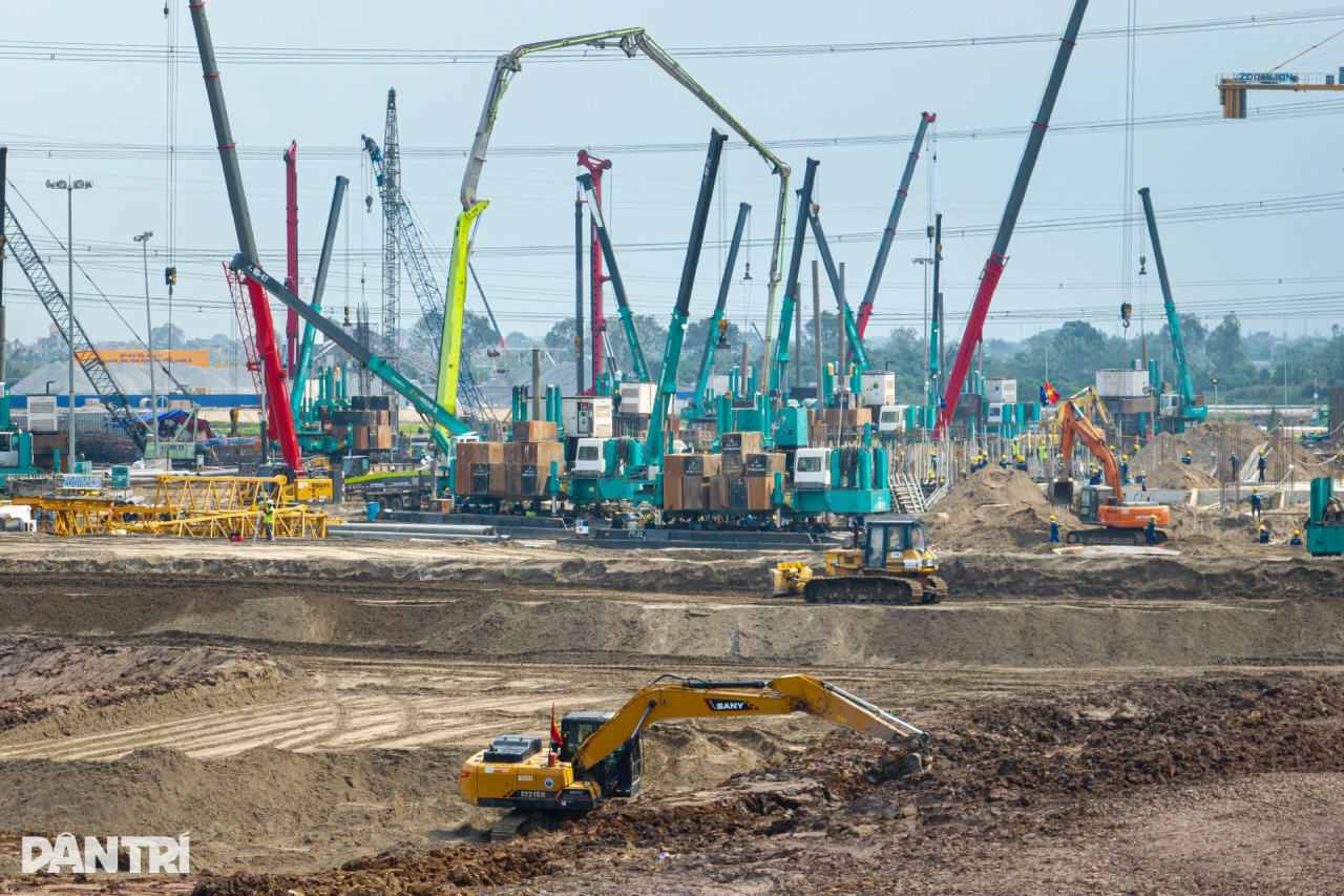 山河智能液壓靜力壓樁機集群作業(yè)，為越南最大體育場筑牢根基